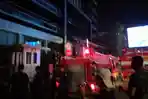Gardu-listrik-di-kantor-bank-swasta-Jl-Boulevard-terbakar-Selasa-28112023-malam.jpg