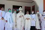 uskup-ruteng-mgr-siprianus-hormat-pr-sedang-fo.jpg