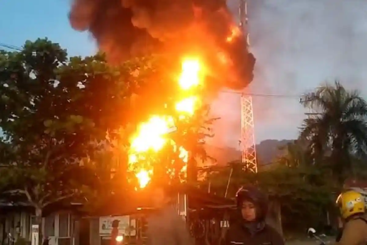 Update Pangkalan Gas, dan Minyak Tanah di Batang Anai Terbakar, Jalan Padang-Bukittinggi Dialihkan