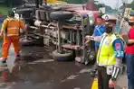 truk-toyota-dyna-bermuatan-galon-air-mineral-terguling-di-tol-banyuurip-waru-jawa-timur.jpg