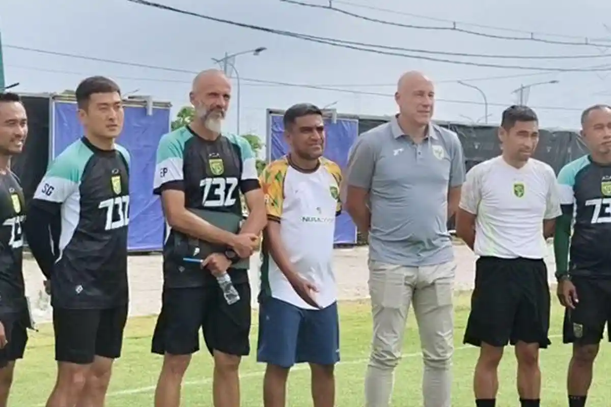 Dirtek PSSI Alexander Zwiers Hadiri Latihan Persebaya : Klub yang Istimewa