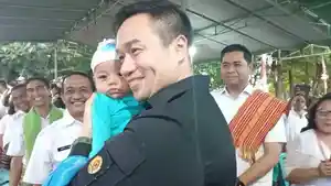 wali-kota-widodo-gendong-bayi.jpg