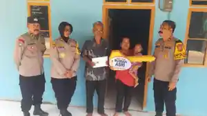 Simbolis-penyerahan-kunci-kepada-warga-Kampung-Cikoleang-Desa-Pabuaran-Bogor.jpg