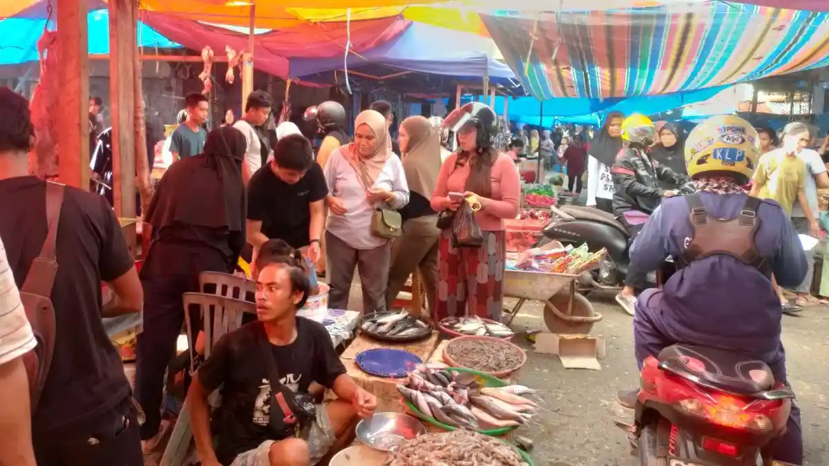 Suasana Pasar Raya Mekongga Kolaka Diserbu Masyarakat Jelang H-1 ...