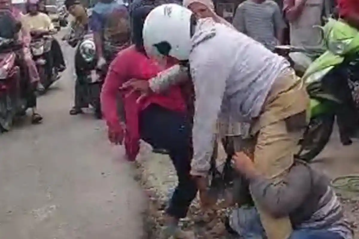 Viral Anak Bantu Ibu di Kampar Amuk Ayah dan Selingkuhan, Komen Netizen Terbelah Soal Labrak Pelakor