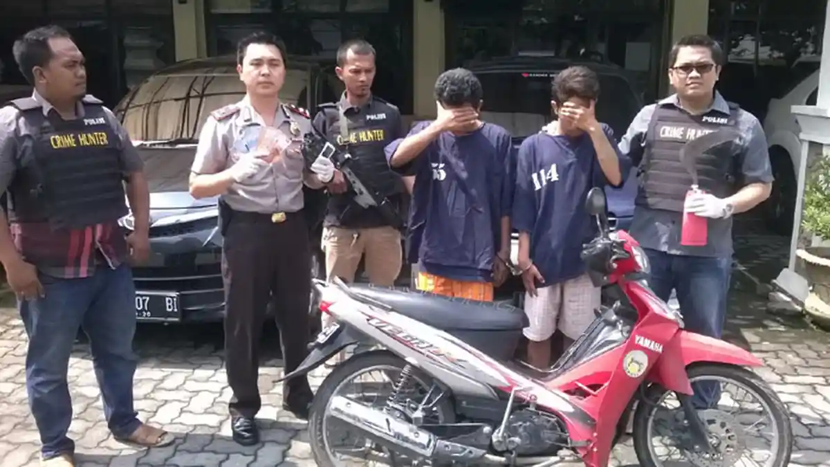 Bonceng Anaknya, Ibu ini Tabrak dan Taklukkan 2 Perampas