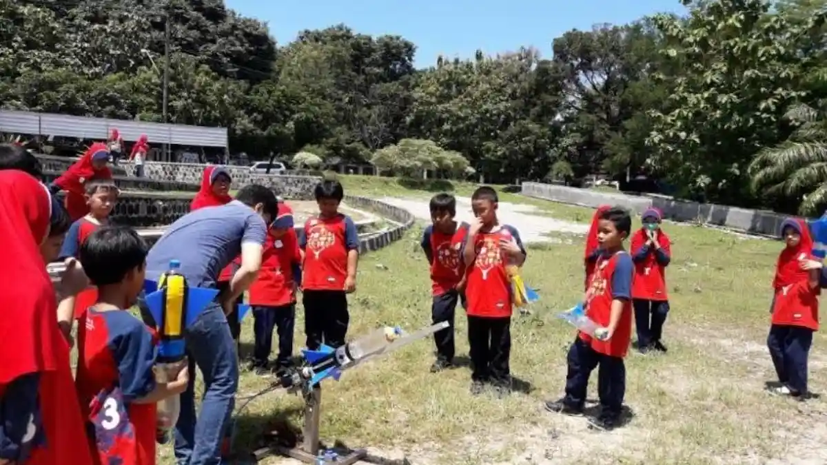 Siswa Kelas III SD Muhammadiyah PK Kottabarat Solo Bikin Roket Air & Bermain dengan Sains