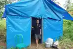Aminullah-54-berdiri-di-pintu-tenda-darurat-yang-dia-tinggali-bersama.jpg