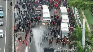 ANARKO-JADI-TERSANGKA-Aksi-demo-buruh-di-depan-Gedung-DPRMPR-RI.jpg