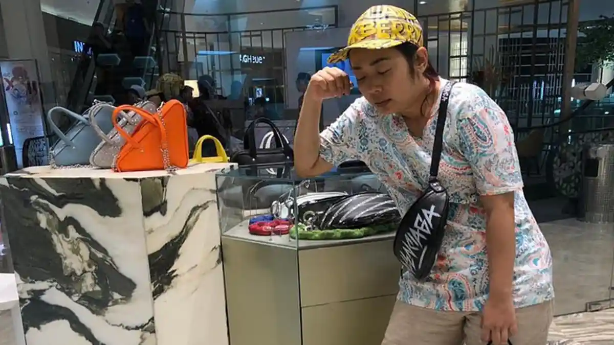 Ini Aksesoris Mahal yang Dipakai Soimah saat Jalan-jalan di Mall, Belt Bag Seharga 26 Juta!