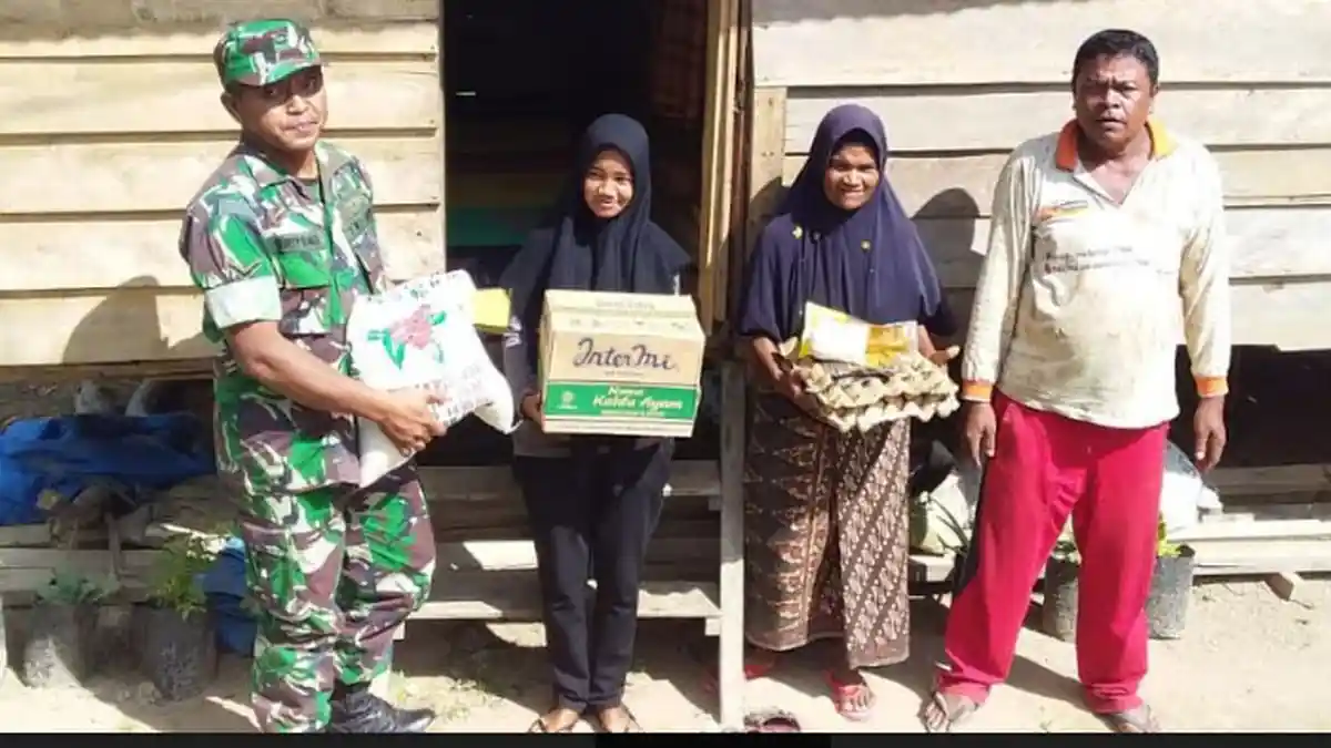 Serda Sriyono, Babinsa Koramil 04/Calang Sisihkan Gajinya untuk Bantu Warga Miskin di Krueng Sabee