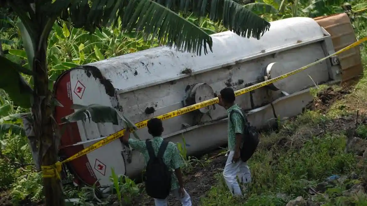 Truk Angkut Puluhan Ribu Liter Methanol Nyungsep ke Parit Kuburan di Grobogan