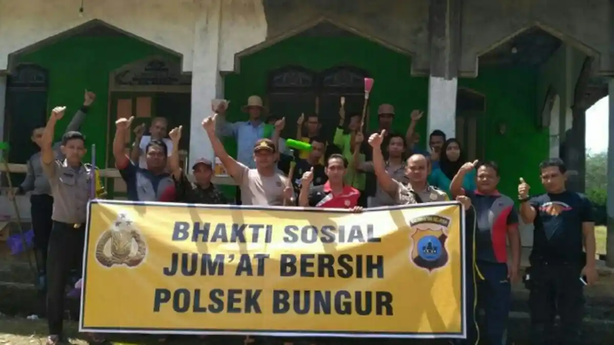 Kapolsek Turun Tangan Bersihkan Musala Desa Paring Guling