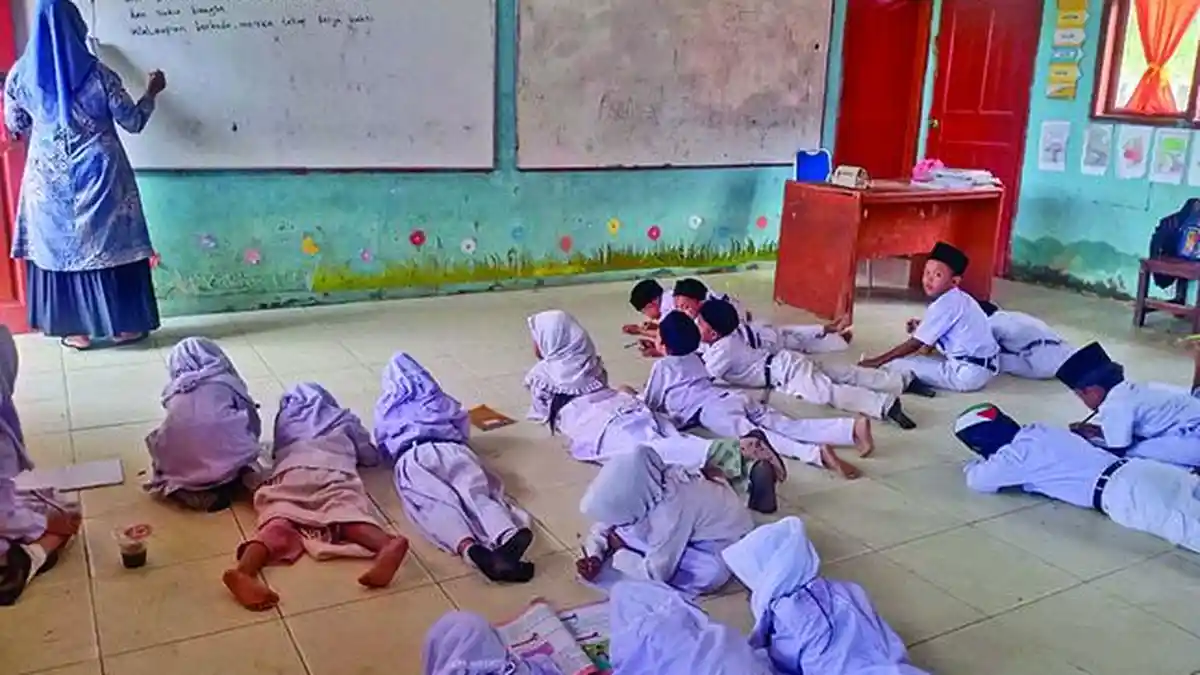 MIRIS, Meja dan Kursi Rusak Total Murid SD Seuneubok Teungoh Aceh Timur Belajar di Lantai