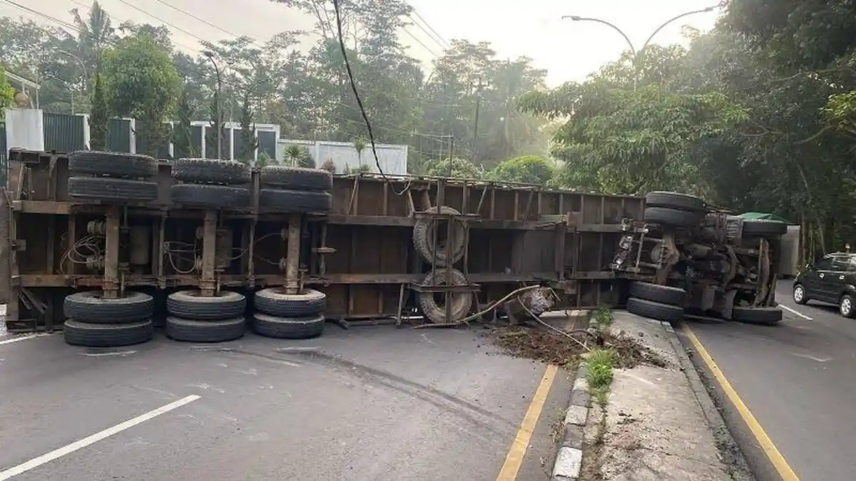 Tak Kuat Menanjak, Truk Kontainer Terguling di JLS Salatiga. Tutup Badan Jalan
