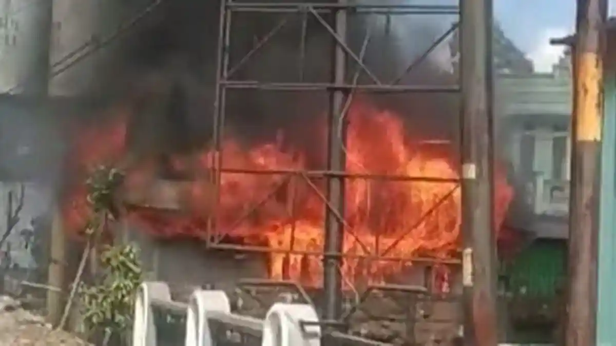 Ditinggal Belanja ke Pasar, Satu Warung di Kampung Pasekon Sukabumi Dilalap di Jago Merah