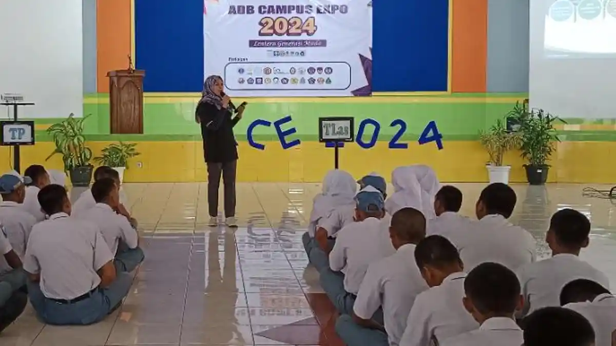 Direktur UT Purwokerto Tinjau Stan UT di ACE/ ADB Campus Expo SMKN 1 Adiwerna