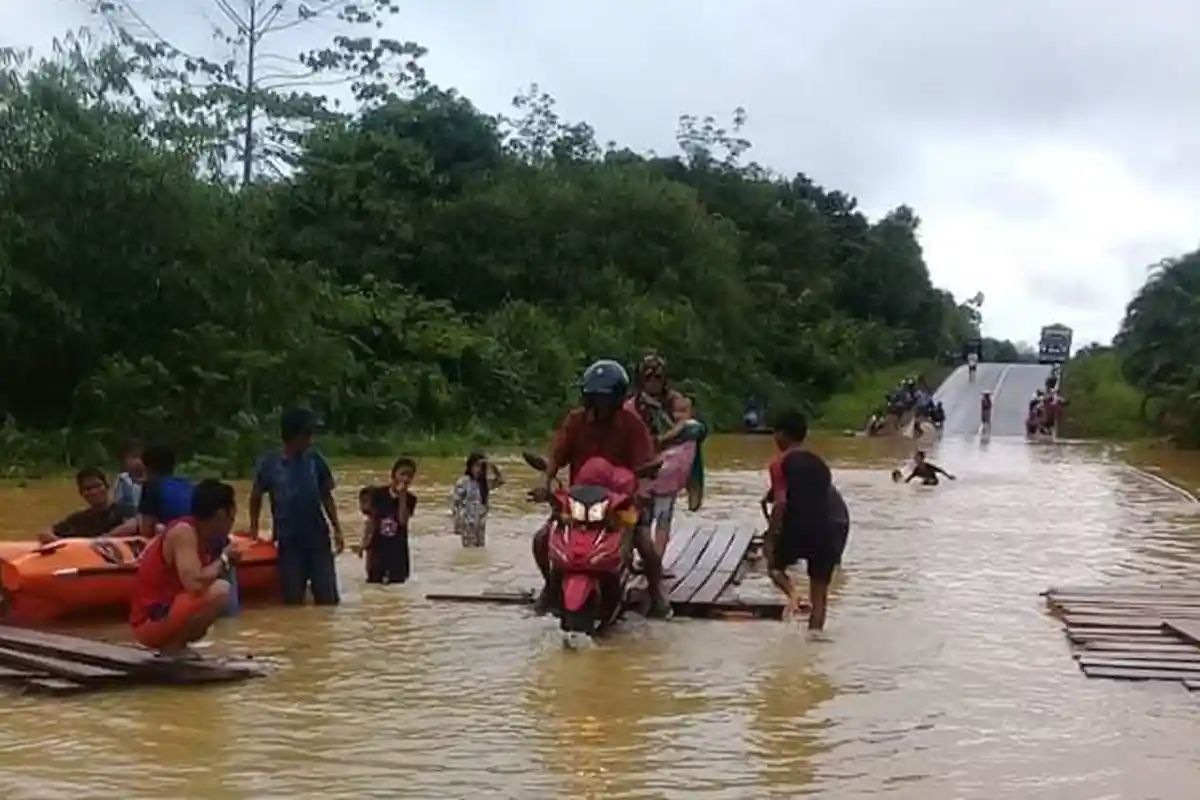 Banjir Setinggi 1,5 Meter di Jalan Trans Kalteng-Kalbar Perbatasan Lamandau, Mobil Harus Balik Arah