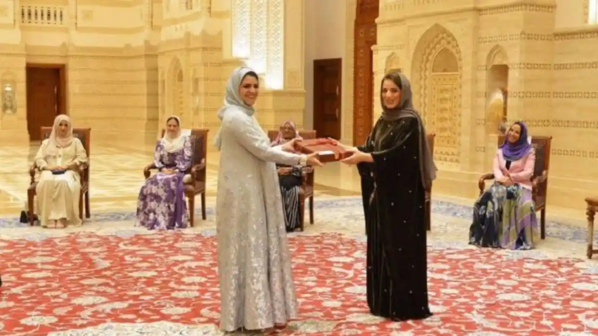 Ibu Negara Membuat Penampilan Pertama Pada Hari Wanita Oman