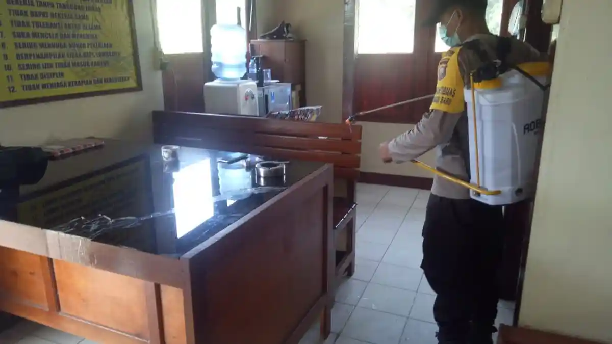 Cegah Penyebaran Covid-19, Personel Semprotkan Cairan Disinfektan di Mapolsek Monterado