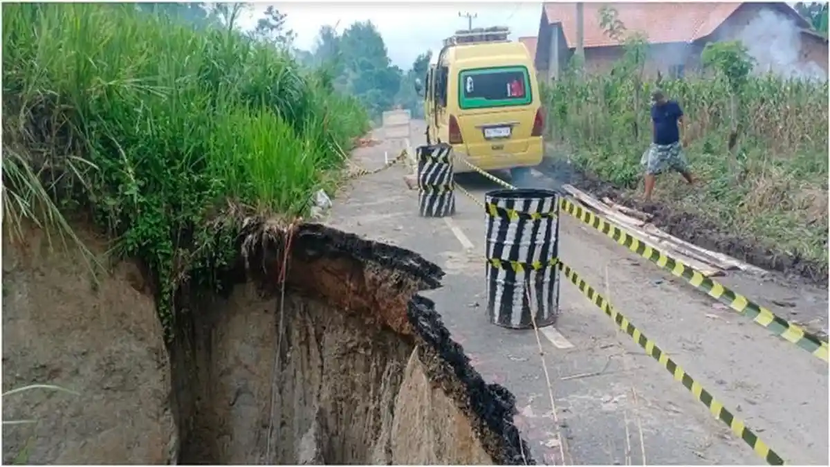 Jalan Provinsi Ambles di Desa Talang Baru OKU Selatan, 4 Kecamatan Terancam Terisolir