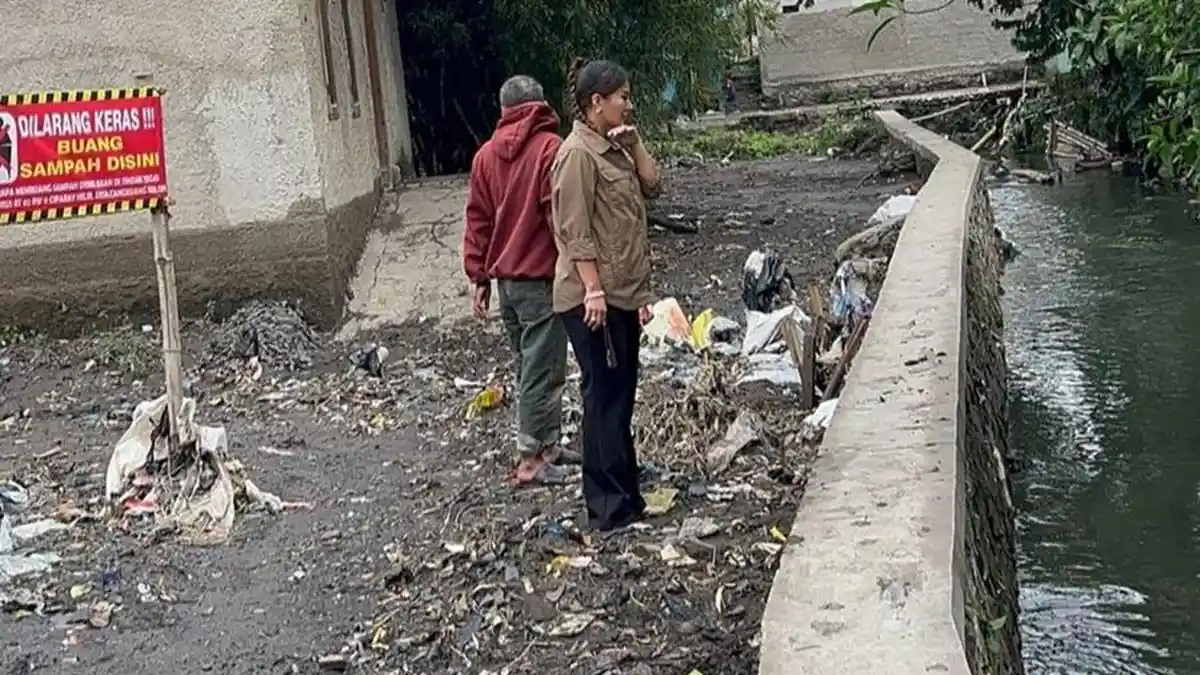 Dayeuhkolot Terendam Banjir, Anggota DPRD Cantik Ini Ajak Masyarakat Peduli Lingkungan