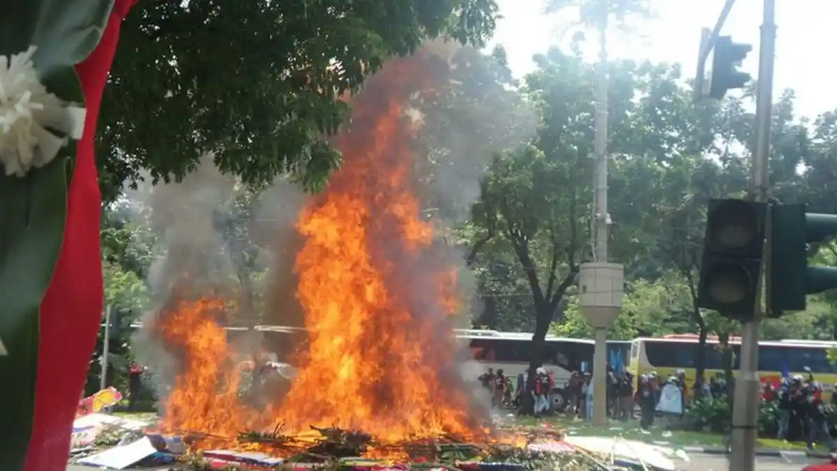 Karangan Bunga untuk Ahok-Djarot Dibakar dan Dijadikan Atribut Demo Aksi Buruh