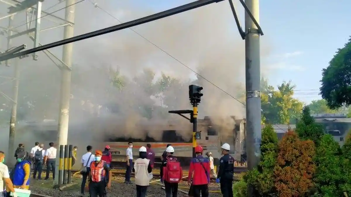 Sakit Hati 9 Kali Diturunkan Petugas KAI, Pria Ini Nekat Bakar Gerbong Kereta Api di Stasiun Tugu