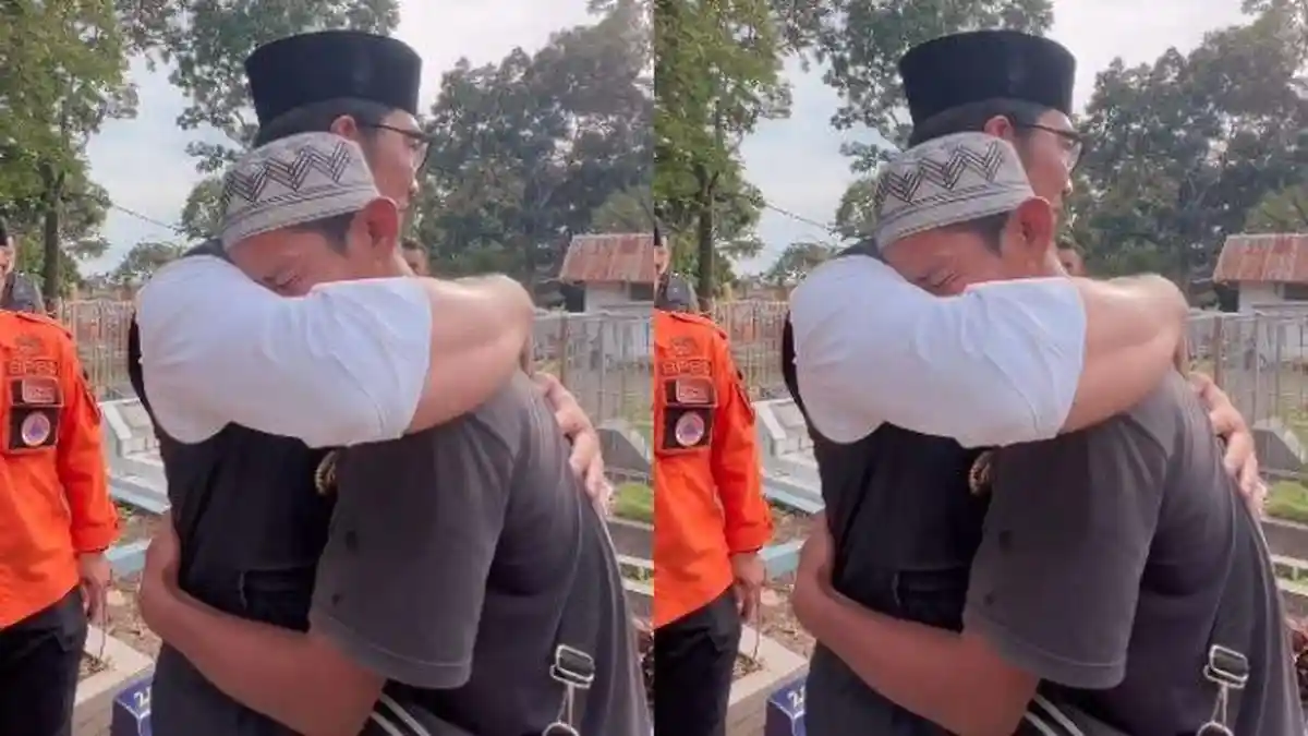 RIDWAN KAMIL Menangis di Posko Korban Gempa Cianjur yang Kehilangan Anggota Keluarga