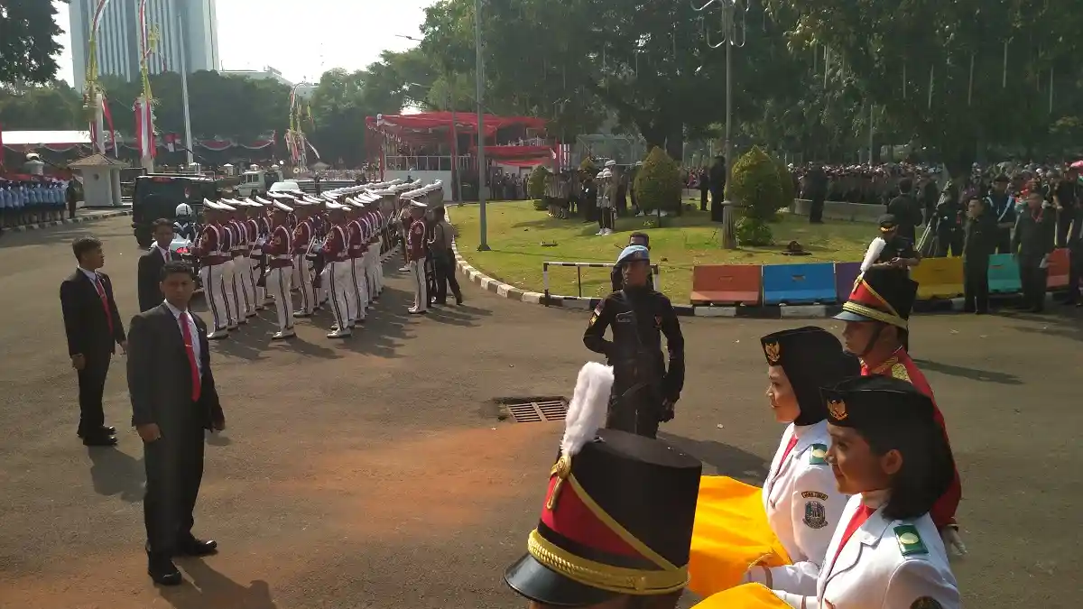 Pembawa Baki Bendera Pusaka Jadi Sasaran Jepretan Warga