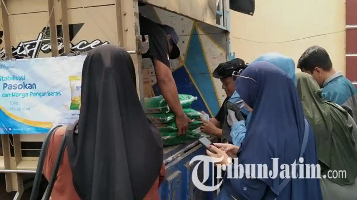 Bahagianya Warga Berbelanja di Pasar Murah Kejari Kota Malang, Rela Datang 1 Jam Lebih Awal