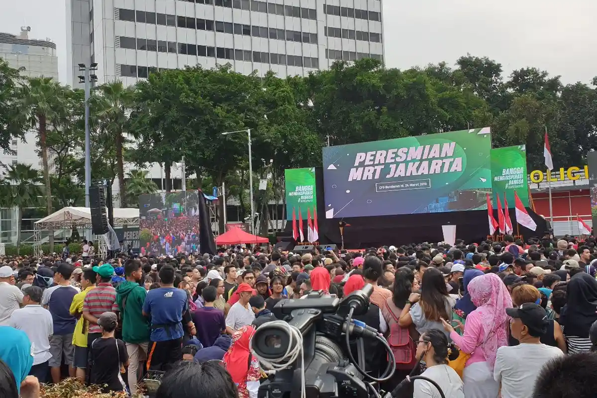 Viral Ulah Penumpang MRT Jakarta, Dari Bergelantungan Hingga Injak-injak Kursi Penumpang