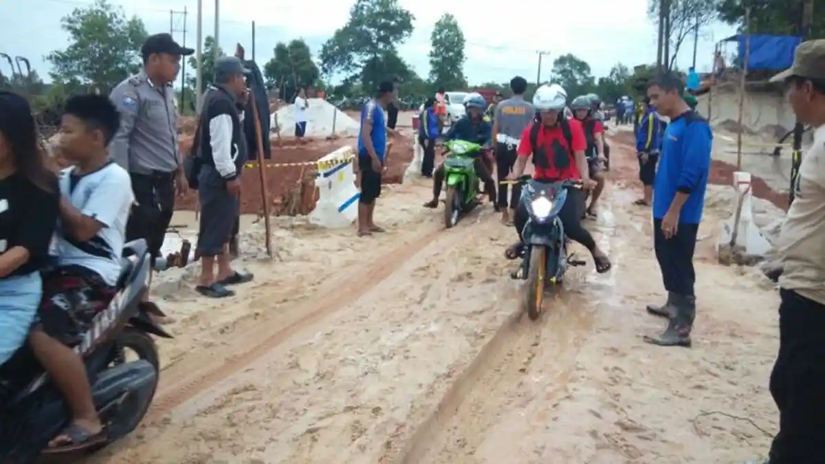 Air Kembali Meluap Usai Hujan, Jalan Dekat Danau Mempayak Dipasangi Drum
