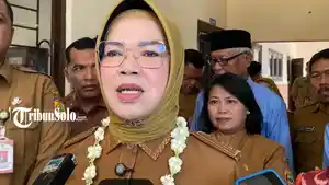 Bupati-Sukoharjo-Etik-Suryani-usai-melaunching-2-SD-Unggulan.jpg