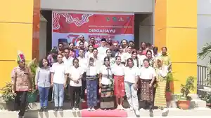 Pose-bersama-Rektor-IAKN-dan-mahasiswa-asal-Papua.jpg