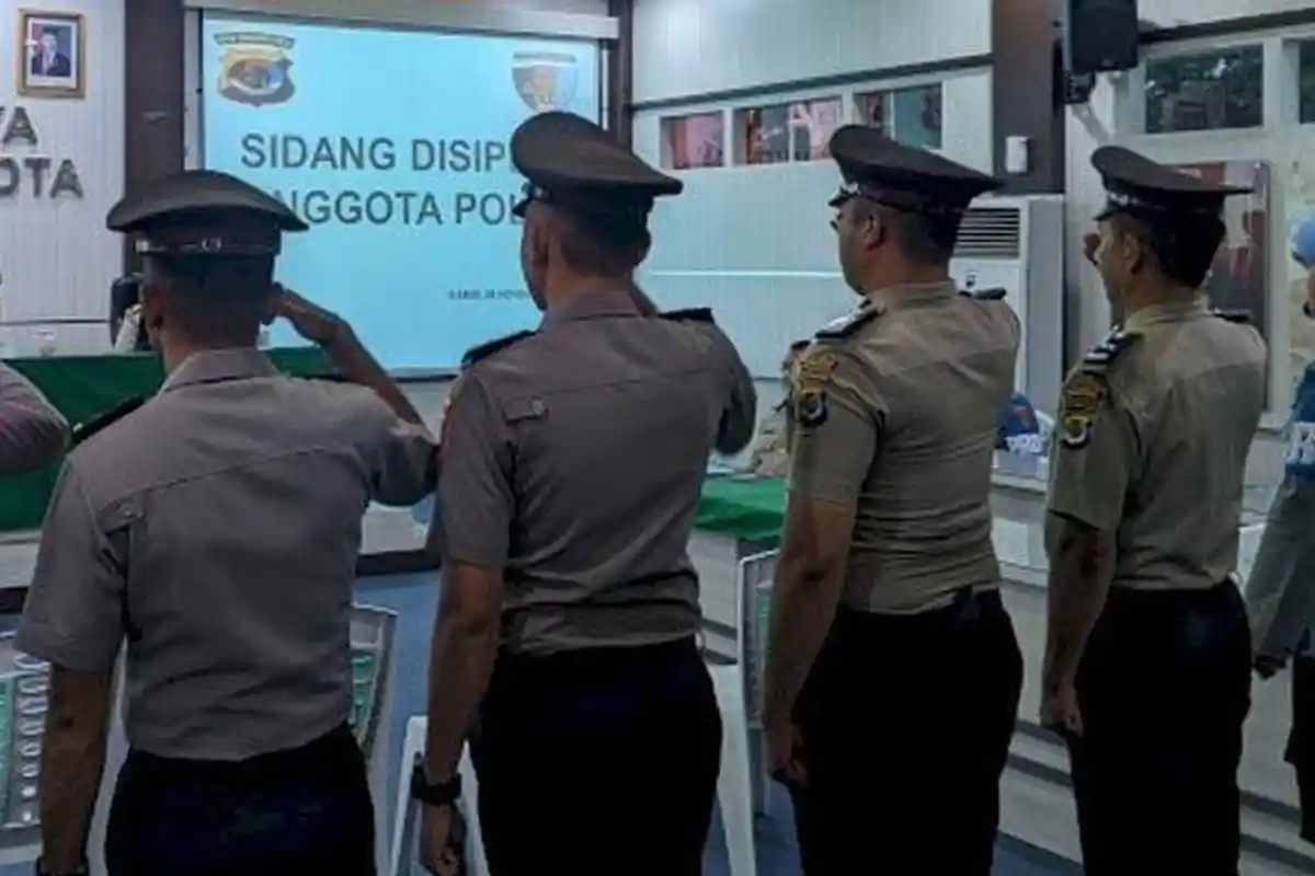 Hukuman untuk Polisi Bukannya Dinas Malah Sibuk Live TikTok saat Jam Kerja, Polres: Pelanggaran