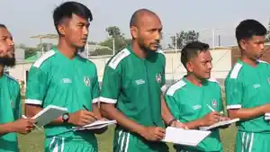Leonard-Tupamahu-saat-sedang-menjalani-kursus-kepelatihan-lisensi-AFC-B-di-Sleman.jpg