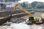 Pengerukan Lumpur di Kali Ciliwung