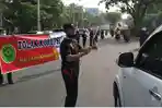 Para Hakim Pengadilan Tinggi Jateng Bagikan Bunga ke Masyarakat Peringati Hari Antikorupsi Sedunia