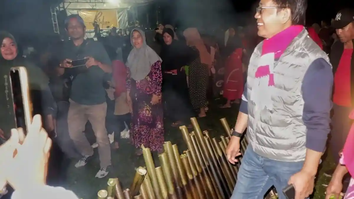 Camping Ground di Desa Pararra, Wabup Luwu Utara Bakar Nasi Lemang