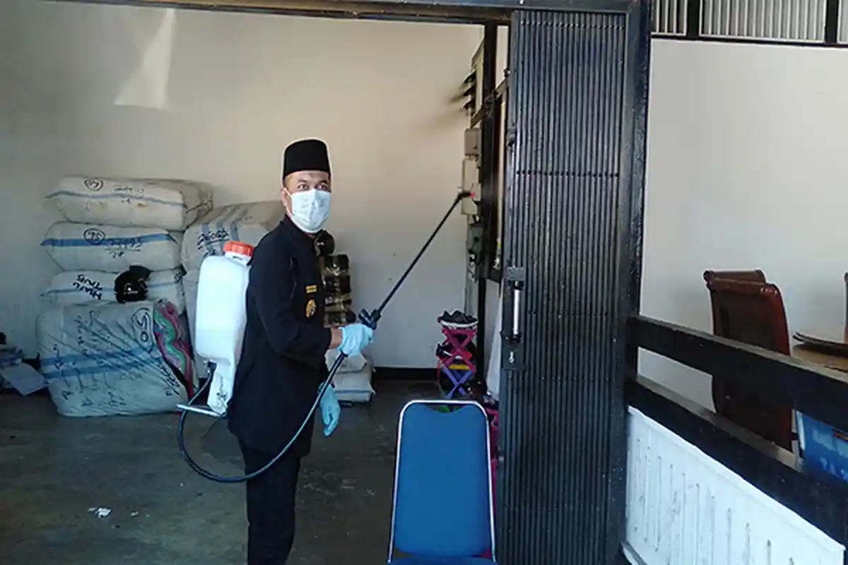 Dengan Berpakaian Dinas Bupati Atbah Pimpin Penyemprotan Disinfektan di Rumdin