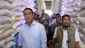 Mentan-kunjungi-Perum-Bulog-di-Makassar.jpg