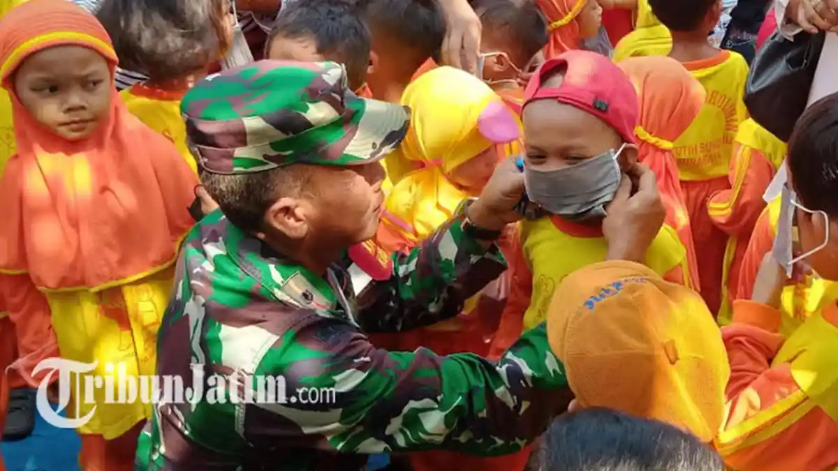 Tanggapi Virus Corona, Koramil Sukolilo Sosialisasikan Cara Pakai Masker ke PAUD dan TK Ash-Sholihin