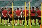 timnas-indonesia-gelar-latihan-malam-hari-di-stadion-gbt_20230611_074842.jpg