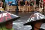 Aksi Petani Kendeng Memasung Kaki Dengan Semen