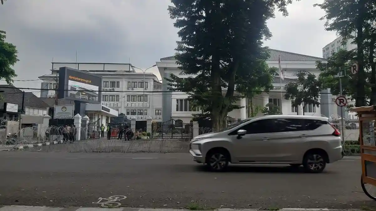 Persiapan Aksi Unjuk Rasa Mahasiswa, Polisi Sudah Pasang Kawat Berduri di Gedung Sate dan DPRD Jabar