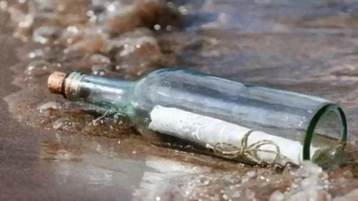 Wanita Ini Menemuka Botol Berisi Surat Mengapung di Laut, Saat Tahu Isinya Bikin Haru