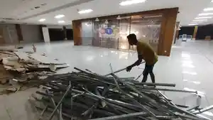 pekerja-di-lantai-dua-sarinah-sedang-merapikan-aluminium.jpg