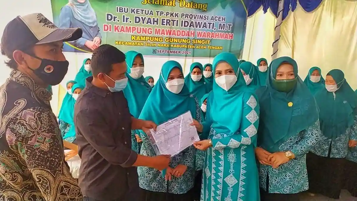 Ketua TP PKK Aceh Serahkan Akta Kelahiran Anak di Gunung Singit Aceh Tengah