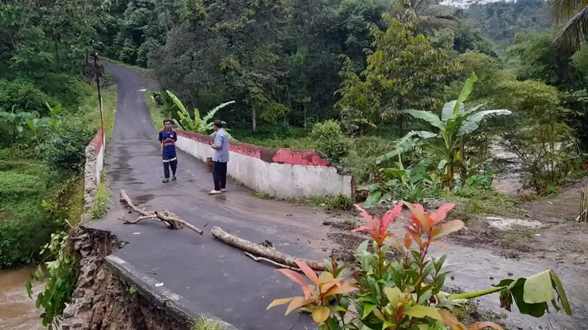 Satu Jam Hujan Deras, Talud Jembatan Longsor di Desa Wukirsawit Karanganyar, Mobil Dilarang Melintas